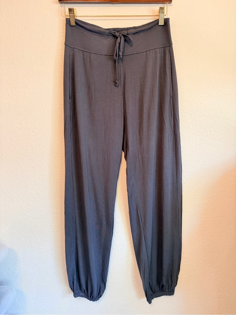 Barefoot Dreams Luxe Milk Jersey Namaste Joggers with pockets, grey, Size Small - Picture 9 of 13
